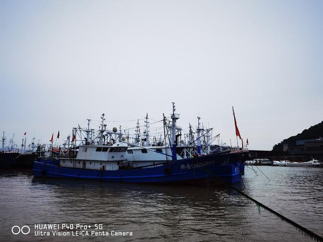 北侧是商铺,除了渔需物资外,海鲜餐厅比比皆是