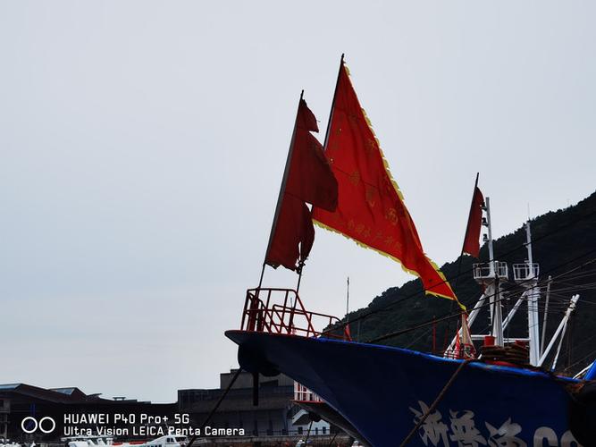 北侧是商铺,除了渔需物资外,海鲜餐厅比比皆是